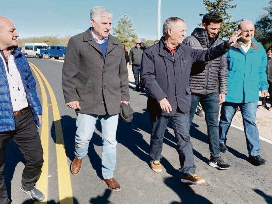 DECISIÓN. Schiaretti, que ayer recorrió una serie de obras de reciente ejecución, anunció el martes la adhesión al plan de descuentos nacional.