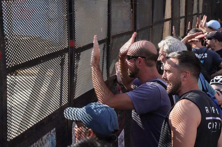 Los incidentes se intensificaron alrededor de las 18.20, cuando un grupo de manifestantes derribó dos vallas del operativo de seguridad. Los incidentes se intensificaron alrededor de las 18.20, cuando un grupo de manifestantes derribó dos vallas del operativo de seguridad.