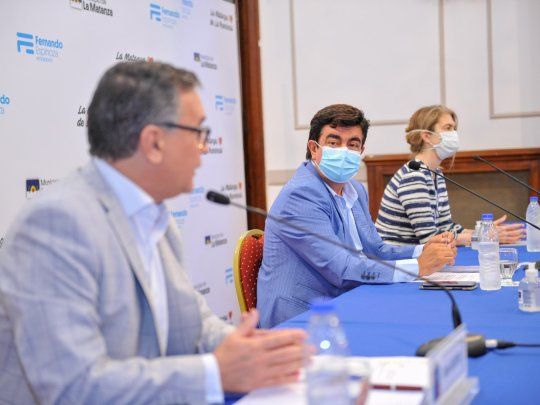 Fernando Espinoza, junto con el presidente del Instituto Nacional de Tecnología Industrial, Rubén Geneyro, y la secretaria de Producción de La Matanza, Débora Giorgi, lanzaron el Programa Ventanilla Única.