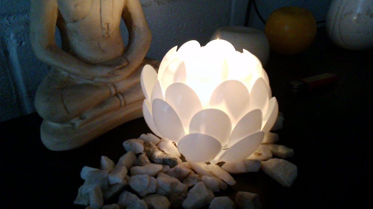 Creative recycling: How to make a candlestick or vase with plastic spoons to decorate your home