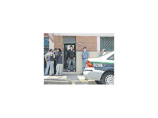 En el allanamiento efectuado a la casa de Gastón de la Torre, en Flores, la Policía se llevóuna llave. Ayer supo que era de una caja de seguridad del Banco Provincia.