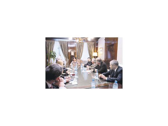 La titular del BCRA, Mercedes Marcó del Pont, presidió ayer el encuentro entre la entidad,  Economía y representantes del sector inmobiliario, de la construcción y de escribanos. Definen uso del CEDIN, desde julio.