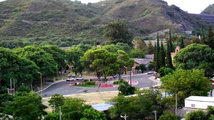 Situado entre dos sierras, este rincón a solo 25 kilómetros de la capital provincial ofrece un escenario natural único. Situado entre dos sierras, este rincón a solo 25 kilómetros de la capital provincial ofrece un escenario natural único.