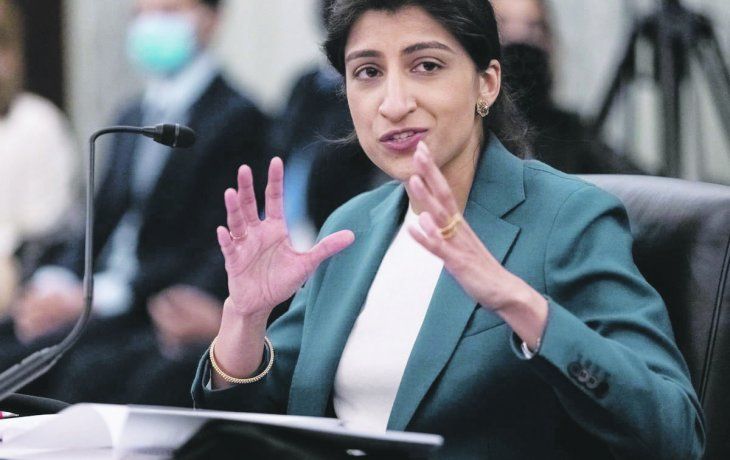 Control. Lina Khan, titular de la FTC, es crítica de las grandes fusiones.