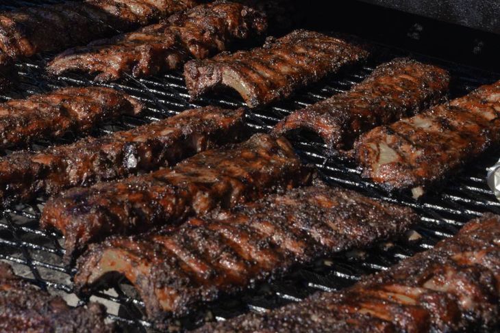 Es una gran oportunidad para conocer a cocineros talentosos y disfrutar de la carne al aire libre, al estilo de las mejores barbecues texanas.