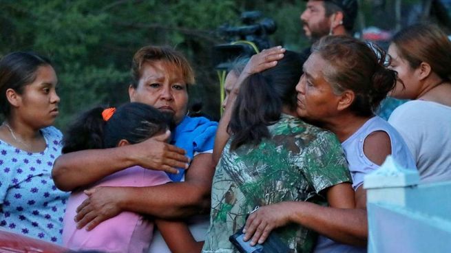 Familiares de los mineros desaparecidos hace 13 días en México.