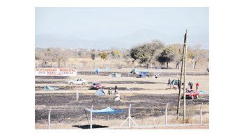 Los ocupas llegaron ayer a 200 metros del aeropuerto internacional. Hubo tensión y temor a cierre forzado de la terminal.