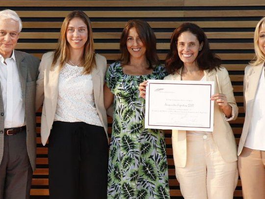 El equipo de Sustentabilidad de Aeropuertos Argentina 2000 recibe el premio del Foro Ecum&eacute;nico y Social.