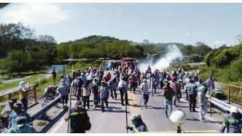tensión. Choque entre trabajadores del ingenio La Esperanza y efectivos de seguridad de Jujuy, durante un corte en la ruta nacional 34.