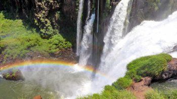 Las Cataratas del Iguazú son una de las mejores opciones para ir a pasar unos diás relajantes en familia, con amigos o solo.