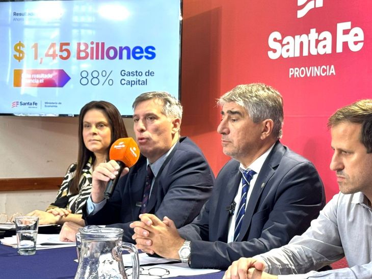 El ministro de Economía de Santa Fe, Pablo Olivares, presentó el proyecto de ley de Presupuesto 2025. El ministro de Economía de Santa Fe, Pablo Olivares, presentó el proyecto de ley de Presupuesto 2025.