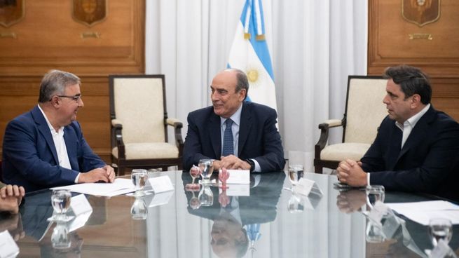 El gobernador de Catamarca, Raúl Jalil, visitó la Casa Rosada para reunirse con el jefe de Gabinete, Guillermo Francos. 