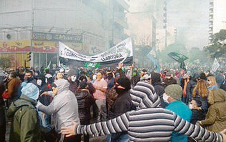 reacción. El sindicato de municipales se sumó ayer a las protestas contra la ley sancionada días atrás con el objeto de reducir el déficit de la Caja de Jubilaciones.