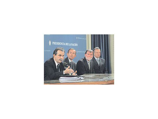 El secretarioGuillermoMorenoexplica losdetalles delencuentrocon lasautomotricesjunto aEnriqueAlemañy, deFord;DominiqueMaciet, deRenault; yFelipeRovera, deGeneralMotors.