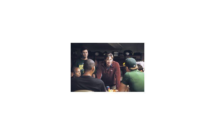 ámbito.com | Una vez que el espectador neófito haya suplantado mentalmente el béisbol por otra cosa, la historia de un hombre que logra hacer milagros con un mínimo presupuesto se vuelve interesante.