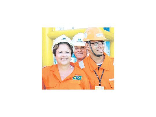 La presidenta Dilma Rousseff sonreía años atrás apostando a que los yacimientos offshore garantizarían la independencia energética.