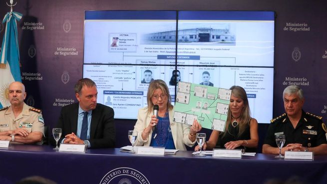 El jefe de Gabinete, Manuel Adorni; la ministra de Seguridad, Alejandra Monteoliva; y la jueza Sandra Arroyo Salgado anunciaron la caída de la denominada “PYME del delito”. También estuvieron presentes el jefe de la Policía Federal Argentina, Comisario General Alejandro Rolle, y el jefe de la Gendarmería Nacional, Comandante General Claudio Brilloni.