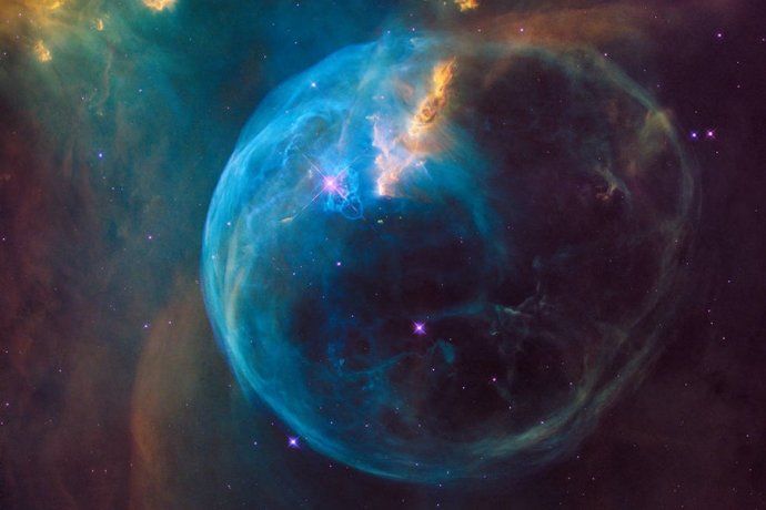 La Nebulosa de la Burbuja, una bola de gas inmensa y una fotografía espectacular.