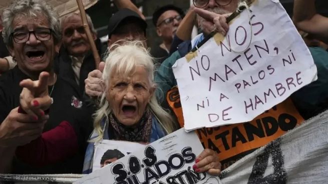 Los jubilados se movilizaron al Congreso como todos los miércoles. (Foto de archivo)