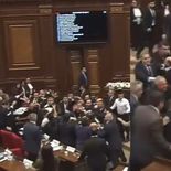 La Asamblea Nacional de Armenia fue escenario de una pelea entre diputados oficialistas y opositores.