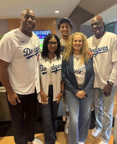 Magic se muestra muy seguido en el estadio de Los Ángeles Dodgers, equipo de la MLB del cual es uno de los dueños. Magic se muestra muy seguido en el estadio de Los Ángeles Dodgers, equipo de la MLB del cual es uno de los dueños.