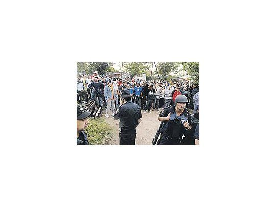 Luego de cinco horas de resistencia, los protestantes levantaron el corte en Camino Negro, en la localidad de Lomas de Zamora, en el que intervino personal policial.