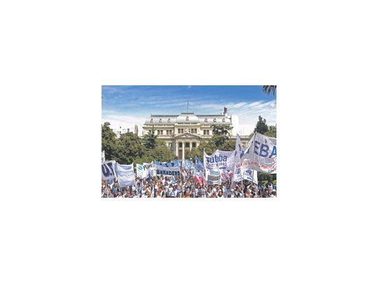 La protesta docente ya vació las aulas durante ocho días desde el inicio del ciclo lectivo del pasado 25 de febrero. El intento de Scioli de frenar los paros resultó hasta el momento infructuoso.