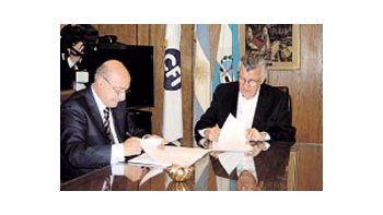 El gobernador Gioja y Ciácera, en la firma de los convenios para dar continuidad a las inversiones en la provincia.