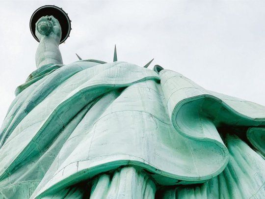 Aldo Sessa. La iconográfica Estatua de la Libertad tomada por Aldo Sessa en su teléfono celular, al igual que el resto de las obras que componen El tercer ojo.