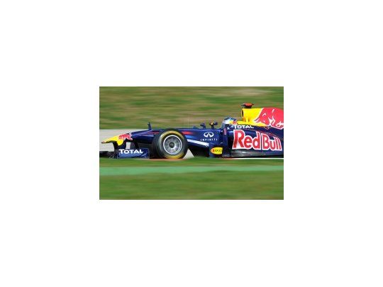 Sebastián Vettel arriba de su Red Bull en los ensayos de Montmeló.