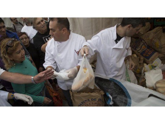 Nuevo panazo frente al Congreso: se reparten 5 mil kilos de pan en rechazo al aumento de la harina