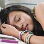 Dormir con el celular puede no ser tan inofensivo como parece. Dormir con el celular puede no ser tan inofensivo como parece.