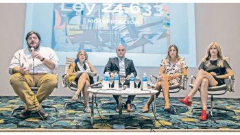 ámbito.com | Presentación. El titular de Cultura, Pablo Avelluto, junto con su equipo en el Museo Nacional de Bellas Artes.