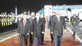 Moscú. Alberto Fernández aterrizó en Rusia acompañado por Martín Guzmán, Santiago Cafiero y Axel Kicillof, entre otros. Se buscará ampliar el swap con China para fortalecer las reservas.