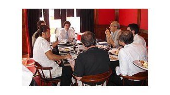 Carlos Massad dialoga con algunos de los periodistas que participaron del almuerzo organizado por Mitrol.