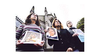 Militantes de una organización de víctimas de abusos por parte de sacerdotes se manifestaban ayer en la catedral Saint Mary de Edimburgo, un día antes de la llegada de Benedicto XVI al Reino Unido.