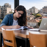 Una estudiante universitaria. Suelen requerir departamentos con buena luminosidad para poder estudiar bien. Los monoambientes, los más solicitados hoy Una estudiante universitaria. Suelen requerir departamentos con buena luminosidad para poder estudiar bien. Los monoambientes, los más solicitados hoy