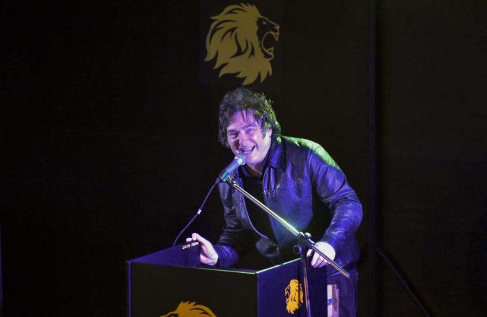 Javier Milei insistió con la dolarización y calificó al peso argentino como la moneda de la casta