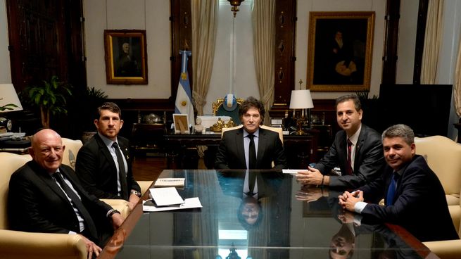 Las autoridades de la DAIA le entregaron a Milei un shofar un instrumento de viento que se toca en ceremonias religiosas y espirituales.