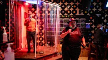 El Bar yRestaurante de Karaoke de Tracie permite “cantar en la ducha”.