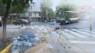 La mercadería del camión quedó dispersa en plena esquina tras el choque La mercadería del camión quedó dispersa en plena esquina tras el choque