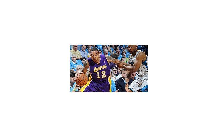 Brown se escapa por la banda. Los Lakers se metieron en semifinales.