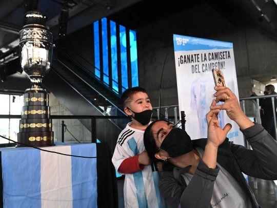 Rosario: Miles de personas concurrieron este fin de semana a fotografiarse con la réplica de la Copa América, que la selección ganó hace dos semanas en el Maracanazo, expuesta en el Museo del Deporte, situado en el barrio rosarino La Bajada, donde nació el capitán del equipo, Lionel Messi.