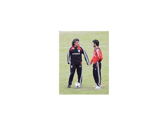 Gorosito dialoga con Ferrari durante el entrenamiento de River.