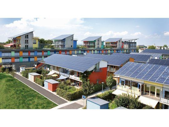 Sus techos fotovoltaicos producen un excedente de electricidad.  Crédito: Rolf Disch SolarArchitektur.