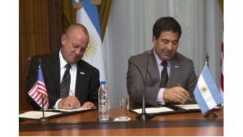El director de la Oficina de Operaciones Protección de Aduanas y Fronteras de EEUU, Daniel Stajcar, y el titular de la AFIP, Ricardo Echegaray, firmando el memorando.