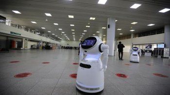 El robot es un armario con ruedas a control remoto, adornado con un diseño floral y apodado MAIROBOT.