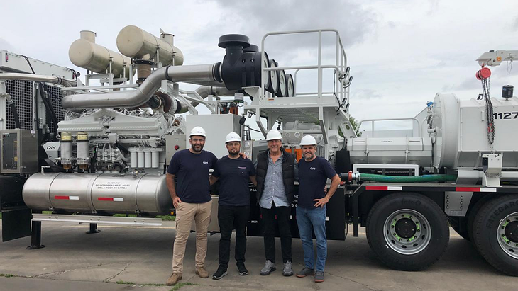 Marcelo Guisardo y parte de su equipo de trabajo de la empresa QM, que presta servicios para el sector de hidrocarburos y la minería.