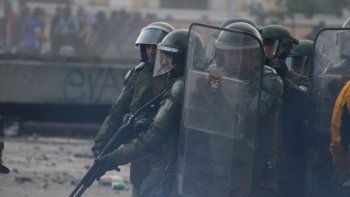 Un grupo de Carabineros durante las protestas de este martes. &nbsp;