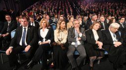 en su segundo dia en israel, fernandez participo del foro del holocausto y mantuvo contactos con francia y eeuu